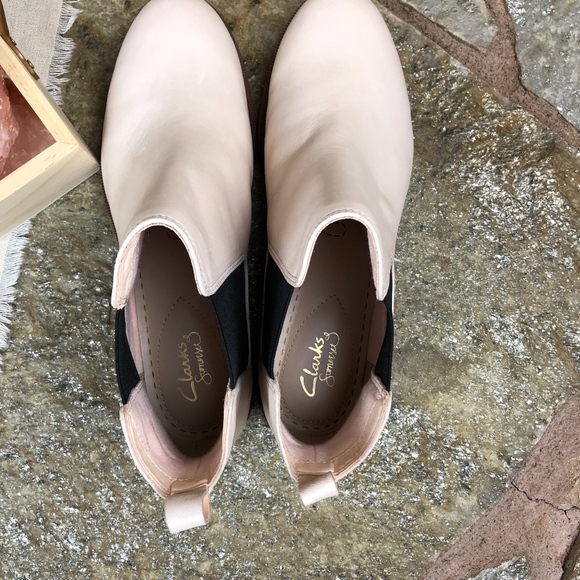 Clarks Size 7.5 Taylor Shine Chelsea Bootie - Picture 4 of 8